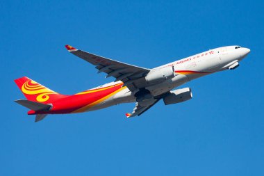 Hong Kong / Çin - 1 Aralık 2013: Hong Kong Havayolları Cargo Airbus A330-200 B-LNW kargo uçağı Hong Kong Chek Kok Havalimanı 'ndan havalanıyor.