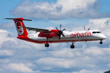 Salzburg, Avusturya - 20 Mayıs 2013: Berlin Havaalanı yolcu uçağı. Uçuş planını ayarlayın. Havacılık ve uçak. Hava ulaşımı. Küresel uluslararası ulaşım. Uç ve uç.