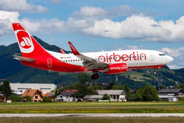 Salzburg, Avusturya - 20 Mayıs 2013: Berlin Havaalanı yolcu uçağı. Uçuş planını ayarlayın. Havacılık ve uçak. Hava ulaşımı. Küresel uluslararası ulaşım. Uç ve uç.