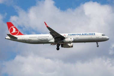 İstanbul / Türkiye - 29 Mart 2019: Türk Havayolları Airbus A321 TC-JSK yolcu uçağı İstanbul Atatürk Havalimanı 'na iniş yaptı