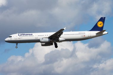 Frankfurt, Almanya - 12 Ağustos 2014: Lufthansa yolcu uçağı havaalanında. Uçuş planını ayarlayın. Havacılık ve uçak. Hava ulaşımı. Küresel uluslararası ulaşım. Uç ve uç.