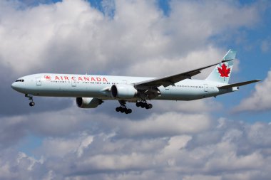 Frankfurt, Almanya - 12 Ağustos 2014: Air Canada yolcu uçağı havaalanında. Uçuş planını ayarlayın. Havacılık ve uçak. Hava ulaşımı. Küresel uluslararası ulaşım. Uç ve uç.