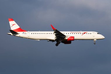 Viyana, Avusturya - 6 Nisan 2018: Avusturya Havayolları Embraer ERJ-195 OE-LWO yolcu uçağı Viyana Havalimanı 'ndan havalandı