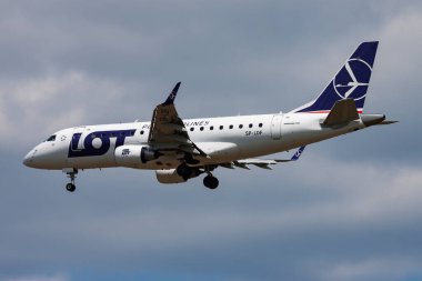 Budapeşte, Macaristan - 11 Mayıs 2015: LOT Polonya Havayolları yolcu uçağı havaalanında. Uçuş planını ayarlayın. Havacılık ve uçak. Hava ulaşımı. Küresel uluslararası ulaşım. Uç ve uç.