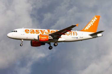 Amsterdam, Hollanda - 14 Ağustos 2014: Havaalanında EasyJet yolcu uçağı. Uçuş planını ayarlayın. Havacılık ve uçak. Hava ulaşımı. Küresel uluslararası ulaşım. Uç ve uç.