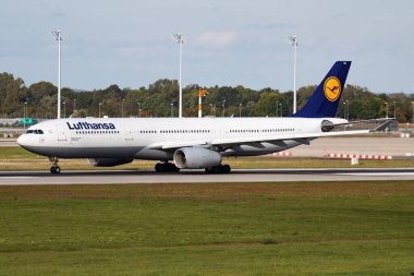 Münih, Almanya - 4 Ekim 2017: Lufthansa yolcu uçağı havaalanında. Uçuş planını ayarlayın. Havacılık ve uçak. Hava ulaşımı. Küresel uluslararası ulaşım. Uç ve uç.