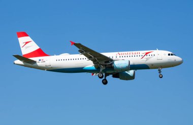 Viyana, Avusturya - 13 Mayıs 2018: Avusturya Havayolları Airbus A320 OE-LBM yolcu uçağı Viyana Havaalanına iniş yaptı