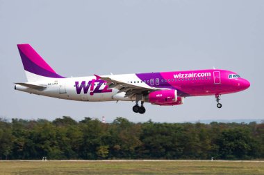 Budapeşte, Macaristan - 13 Ağustos 2015: Wizz Air yolcu uçağı havaalanında. Uçuş planını ayarlayın. Havacılık ve uçak. Hava ulaşımı. Küresel uluslararası ulaşım. Uç ve uç.