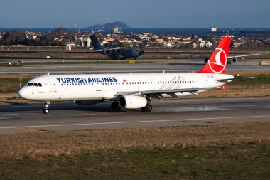 İstanbul / Türkiye - 28 Mart 2019: Türk Havayolları Airbus A321 TC-JML yolcu uçağı İstanbul Atatürk Havalimanı 'ndan kalkıyor