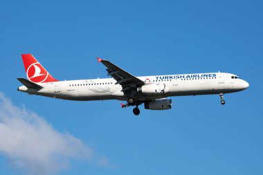 İstanbul / Türkiye - 29 Mart 2019: Türk Havayolları Airbus A321 TC-JRU yolcu uçağı İstanbul Atatürk Havalimanı 'na iniş yaptı
