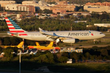 Madrid, İspanya - 1 Mayıs 2016: Amerikan Havayolları yolcu uçağı havaalanında. Uçuş planını ayarlayın. Havacılık ve uçak. Hava ulaşımı. Küresel uluslararası ulaşım. Uç ve uç.
