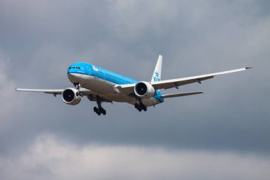 Amsterdam / Hollanda - 14 Ağustos 2014: KLM Hollanda Kraliyet Havayolları Boeing 777-300ER PH-BVI yolcu uçağı Amsterdam Schipol Havaalanına iniş yaptı