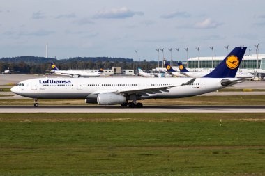 Münih, Almanya - 4 Ekim 2017: Lufthansa yolcu uçağı havaalanında. Uçuş planını ayarlayın. Havacılık ve uçak. Hava ulaşımı. Küresel uluslararası ulaşım. Uç ve uç.