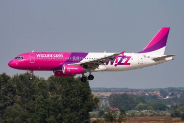 Budapeşte, Macaristan - 13 Ağustos 2015: Wizz Air yolcu uçağı havaalanında. Uçuş planını ayarlayın. Havacılık ve uçak. Hava ulaşımı. Küresel uluslararası ulaşım. Uç ve uç.