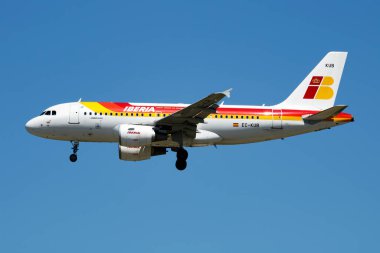 Madrid, İspanya - 3 Mayıs 2016: Iberia Havayolları yolcu uçağı havaalanında. Uçuş planını ayarlayın. Havacılık ve uçak. Hava ulaşımı. Küresel uluslararası ulaşım. Uç ve uç.