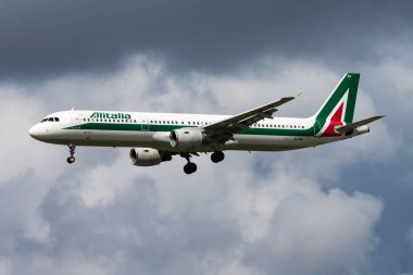 Amsterdam, Hollanda - 14 Ağustos 2014: Alitalia yolcu uçağı havaalanında. Uçuş planını ayarlayın. Havacılık ve uçak. Hava ulaşımı. Küresel uluslararası ulaşım. Uç ve uç.