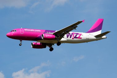 Budapeşte, Macaristan - 21 Temmuz 2016: Wizz Air yolcu uçağı havaalanında. Uçuş planını ayarlayın. Havacılık ve uçak. Hava ulaşımı. Küresel uluslararası ulaşım. Uç ve uç.