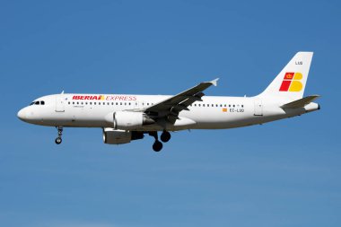 Madrid, İspanya - 4 Mayıs 2016: Iberia Havayolları yolcu uçağı havaalanında. Uçuş planını ayarlayın. Havacılık ve uçak. Hava ulaşımı. Küresel uluslararası ulaşım. Uç ve uç.