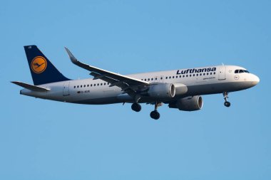 Münih, Almanya - 30 Ağustos 2016: Lufthansa yolcu uçağı havaalanında. Uçuş planını ayarlayın. Havacılık ve uçak. Hava ulaşımı. Küresel uluslararası ulaşım. Uç ve uç.