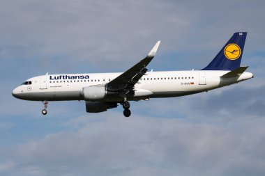 Münih, Almanya - 10 Ekim 2017: Lufthansa yolcu uçağı havaalanında. Uçuş planını ayarlayın. Havacılık ve uçak. Hava ulaşımı. Küresel uluslararası ulaşım. Uç ve uç.
