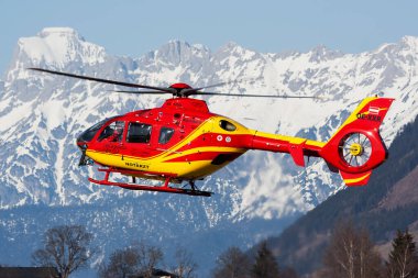 Zell am See, Avusturya - 22 Mart 2012: Havaalanı ve havaalanında tıbbi helikopter. Rotorcraft ve medikopter. Genel havacılık endüstrisi. Hava ambulansı taşımacılığı. Hava ulaşımı. Uç ve uç.