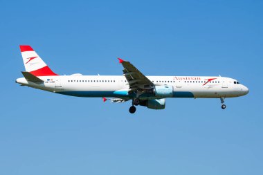 Viyana, Avusturya - 13 Mayıs 2018: Avusturya Havayolları Airbus A321 OE-LBD yolcu uçağı Viyana Havaalanına iniş ve iniş