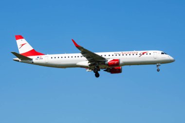 Viyana, Avusturya - 13 Mayıs 2018: Avusturya Havayolları Embraer ERJ-195 OE-LWD yolcu uçağı Viyana Havaalanına iniş ve iniş