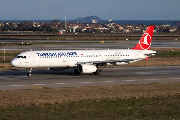 İstanbul / Türkiye - 28 Mart 2019: Türk Havayolları Airbus A321 TC-JRK yolcu uçağı İstanbul Atatürk Havalimanı 'ndan kalkıyor