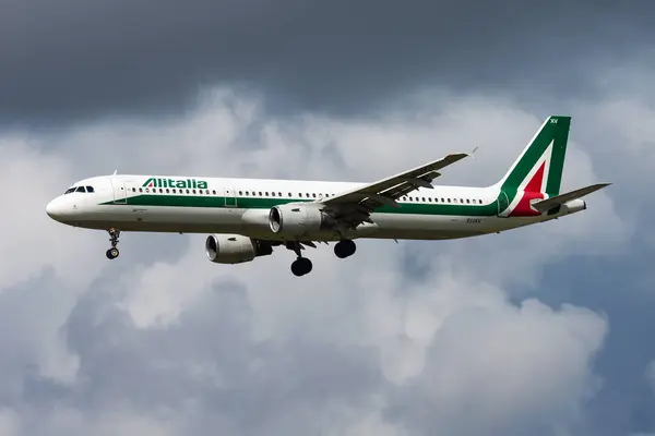 Amsterdam Hollanda Ağustos 2014 Alitalia Yolcu Uçağı Havaalanında Uçuş Planını — Stok fotoğraf