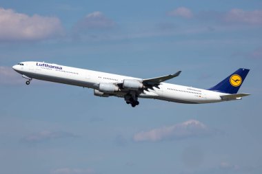 Münih, Almanya - 3 Eylül 2019: Lufthansa yolcu uçağı havaalanında. Uçuş planını ayarlayın. Havacılık ve uçak. Hava ulaşımı. Küresel uluslararası ulaşım. Uç ve uç.