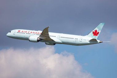 Münih, Almanya - 3 Eylül 2019: Air Canada yolcu uçağı havaalanında. Uçuş planını ayarlayın. Havacılık ve uçak. Hava ulaşımı. Küresel uluslararası ulaşım. Uç ve uç.