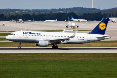 Münih, Almanya - 3 Eylül 2019: Lufthansa yolcu uçağı havaalanında. Uçuş planını ayarlayın. Havacılık ve uçak. Hava ulaşımı. Küresel uluslararası ulaşım. Uç ve uç.