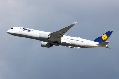 Münih, Almanya - 3 Eylül 2019: Lufthansa yolcu uçağı havaalanında. Uçuş planını ayarlayın. Havacılık ve uçak. Hava ulaşımı. Küresel uluslararası ulaşım. Uç ve uç.