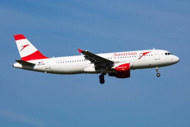 Viyana, Avusturya - 20 Mayıs 2018: Avusturya Havayolları Airbus A320 OE-LXB yolcu uçağı Viyana Havaalanına iniş ve iniş