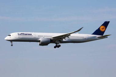 Münih, Almanya - 3 Eylül 2019: Lufthansa yolcu uçağı havaalanında. Uçuş planını ayarlayın. Havacılık ve uçak. Hava ulaşımı. Küresel uluslararası ulaşım. Uç ve uç.