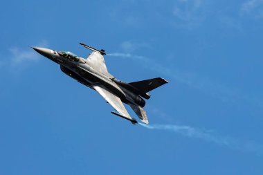 Radom, Polonya - 26 Ağustos 2023: Yunan Hava Kuvvetleri Lockheed F-16 Falcon savaş uçağı uçuşu. Havacılık ve askeri uçak.