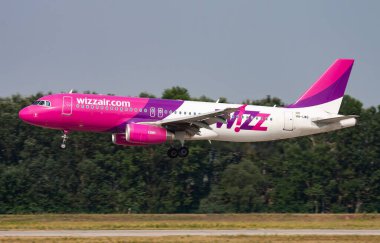 Budapeşte, Macaristan - 13 Ağustos 2015: Wizz Air yolcu uçağı havaalanında. Uçuş planını ayarlayın. Havacılık ve uçak. Hava ulaşımı. Küresel uluslararası ulaşım. Uç ve uç.