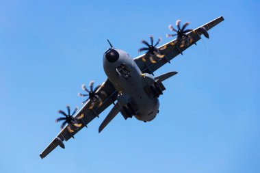 Ostrava, Çek Cumhuriyeti - 16 Eylül 2023: Alman Hava Kuvvetleri Luftwaffe Airbus A400M Atlas nakliye uçağı. Havacılık ve askeri uçak.