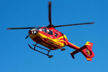 Zell am See, Avusturya - 22 Mart 2013: Havaalanı ve havaalanında tıbbi helikopter. Rotorcraft ve medikopter. Genel havacılık endüstrisi. Hava ambulansı taşımacılığı. Hava ulaşımı. Uç ve uç.