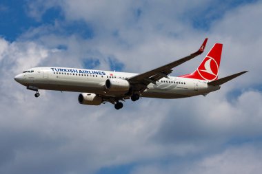 Budapeşte, Macaristan - 11 Mayıs 2015: Türk Havayolları yolcu uçağı havaalanında. Uçuş planını ayarlayın. Havacılık ve uçak. Hava ulaşımı. Küresel uluslararası ulaşım. Uç ve uç.