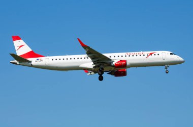 Viyana, Avusturya - 13 Mayıs 2018: Avusturya Havayolları Embraer ERJ-195 OE-LWQ yolcu uçağı Viyana Havaalanına iniş ve iniş