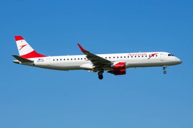 Viyana, Avusturya - 13 Mayıs 2018: Avusturya Havayolları Embraer ERJ-195 OE-LWI yolcu uçağı Viyana Havaalanına iniş ve iniş