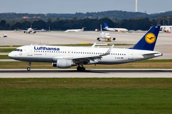 Münih, Almanya - 3 Eylül 2019: Lufthansa yolcu uçağı havaalanında. Uçuş planını ayarlayın. Havacılık ve uçak. Hava ulaşımı. Küresel uluslararası ulaşım. Uç ve uç.