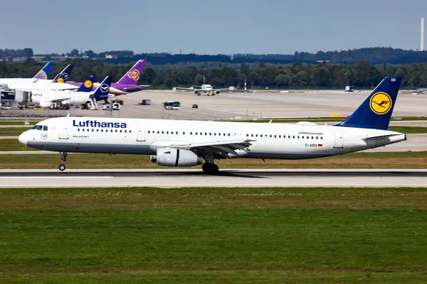 Münih, Almanya - 3 Eylül 2019: Lufthansa yolcu uçağı havaalanında. Uçuş planını ayarlayın. Havacılık ve uçak. Hava ulaşımı. Küresel uluslararası ulaşım. Uç ve uç.