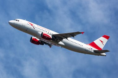 Viyana, Avusturya - 13 Nisan 2024: Avusturya Havayolları Airbus A320 yolcu uçağı havaalanında. Havacılık ve uçak. Hava taşımacılığı ve seyahat. Uç ve uç.