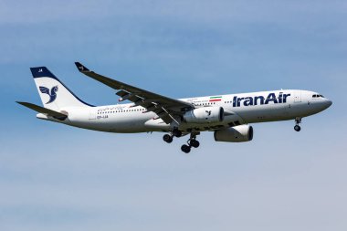 Viyana, Avusturya - 13 Nisan 2024: Iran Air Airbus A330-200 yolcu uçağı havaalanında. Havacılık ve uçak. Hava taşımacılığı ve seyahat. Uç ve uç.