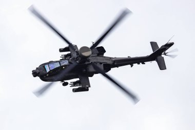 Malacky, Slovakya - 1 Eylül 2023: ABD Ordusu Boeing AH-64 Apaçi Uzunok saldırı helikopteri. Havacılık ve askeri rotorcraft.