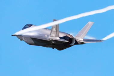 Ostrava, Çek Cumhuriyeti - 16 Eylül 2023: ABD Hava Kuvvetleri USAF Lockheed F-35 Lightning II gizli savaş uçağı uçuşu. Havacılık ve askeri uçak.