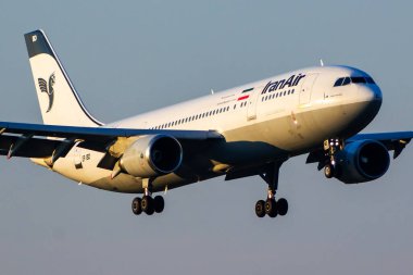 Budapeşte, Macaristan - 6 Ekim 2012: İran Havaalanında yolcu uçağı. Uçuş planını ayarlayın. Havacılık ve uçak. Hava ulaşımı. Küresel uluslararası ulaşım. Uç ve uç.