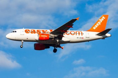 Budapeşte, Macaristan - 2 Mart 2013: Easyjet yolcu uçağı havaalanında. Uçuş planını ayarlayın. Havacılık ve uçak. Hava ulaşımı. Uç ve uç.